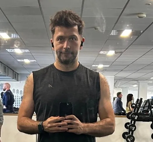 Michal taking a mirror selfie at the gym