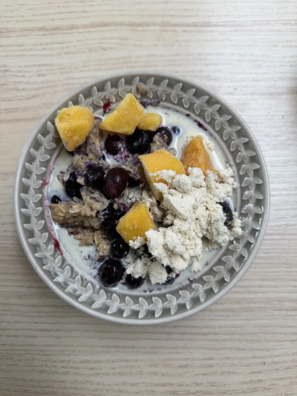 Porridge with fruit and protein